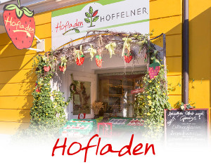Hofladen Hoffelner, Eingangsbereich aufgebaut mit aktuellen frischen Früchten und Gemüse, liebevoll dekoriert nach aktueller Saison